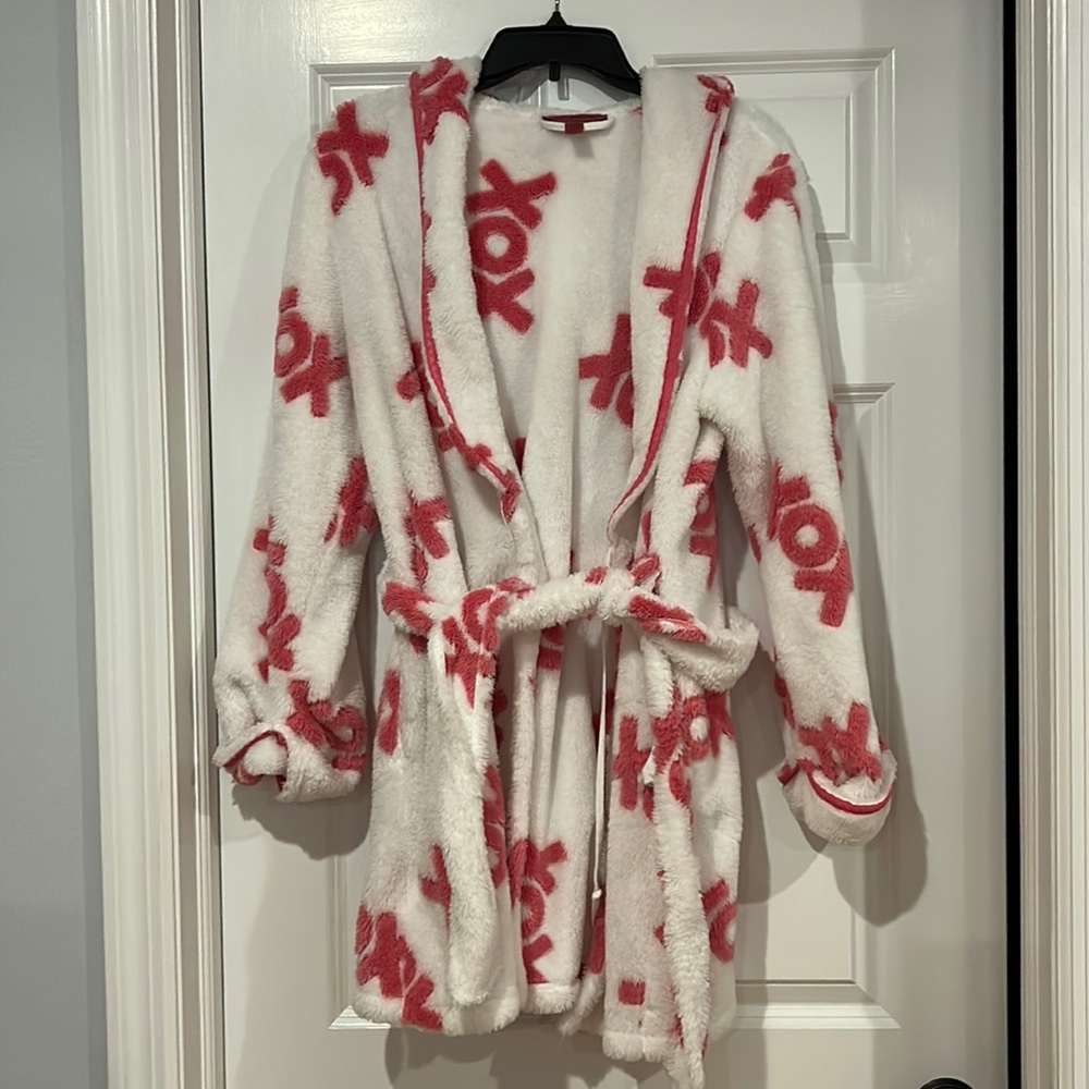 Cozy XOX Hooded Robe!